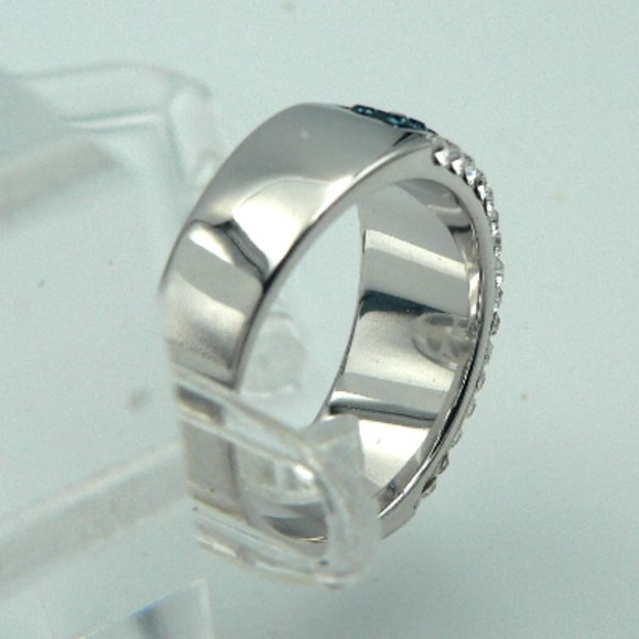 Sz 7 Genuine Blue and White Austrian Crystal Ring NWOT - Picture 4 of 5